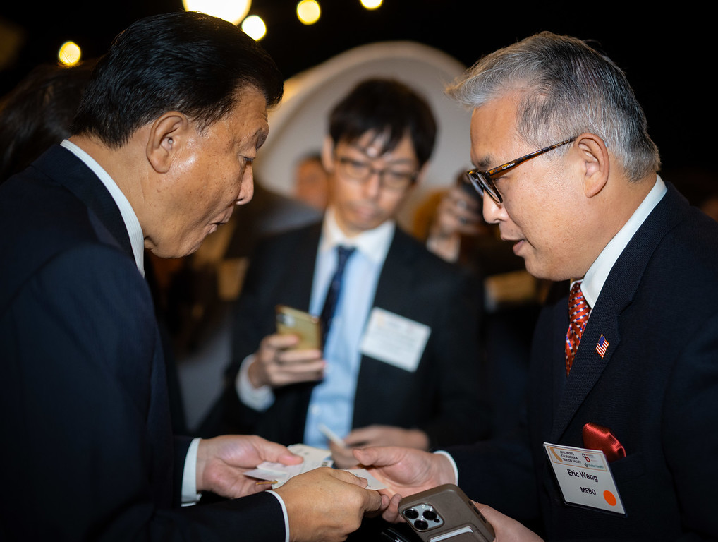 副总裁Eric Wang代表welcome盈彩购彩大厅集团接待了日本経済再生担当大臣