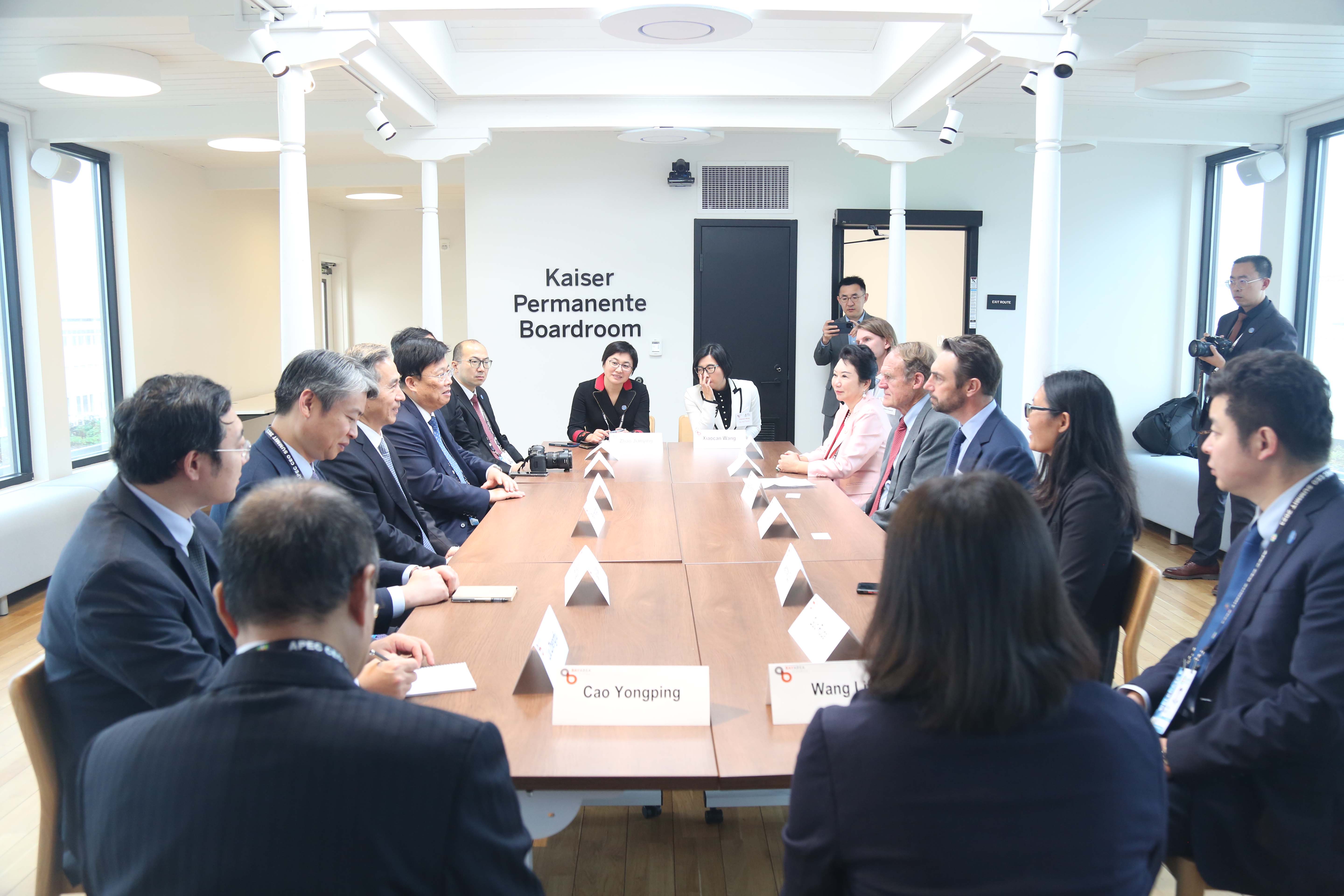 welcome盈彩购彩大厅集团董事局李俐与中国贸促会会长任鸿斌交流